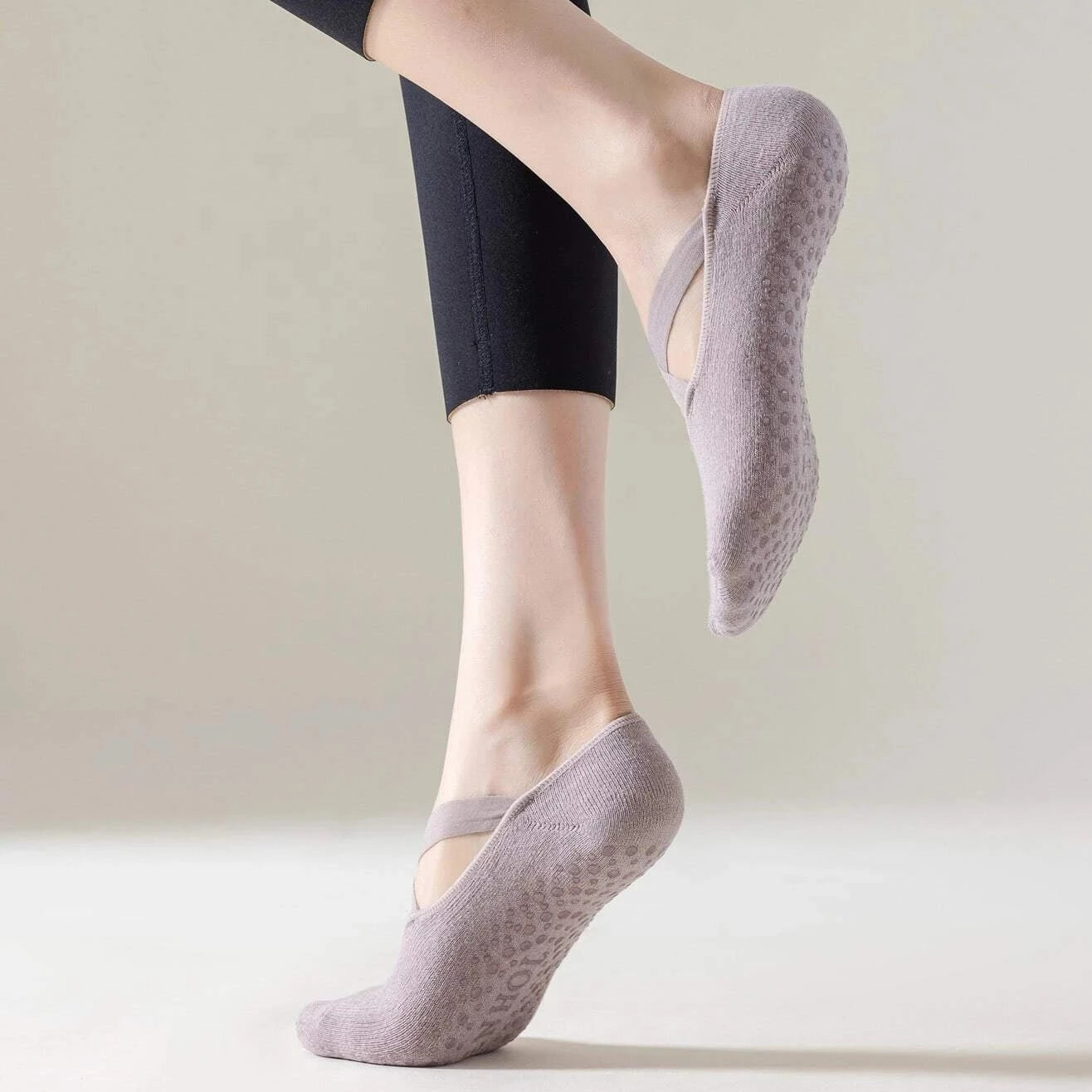 pilate grip socks, reformer pilates socks,best pilates socks, yoga gripsocks, studio socks, fitness socks, gym socks, workout socks, and barre socks, gripsocks in Canada, gripsocks in USA, Australia gripsocks